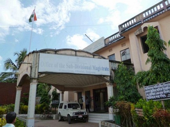 Kamalpur: Marriage certificate fees became a matter of concern: Employees gobbling money with fake money receipt without the signature of SDM: People demanded stringent action Kamalpur: Marriage certificate fees became a matter of concern: Employees gobbling money with fake money receipt without the signature of SDM: People demanded stringent action
